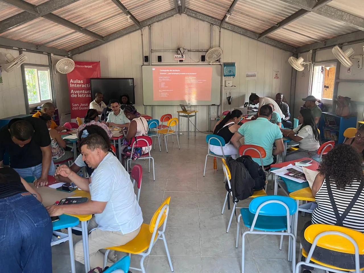 Docentes participan en un taller de cartografía del territorio en un aula de San José del Guaviare.